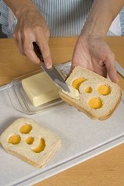 Приготовление блюда по рецепту - Бутерброд "Смайл". Шаг 4