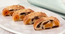 Рецепт - Рулет с изюмом и курагой
