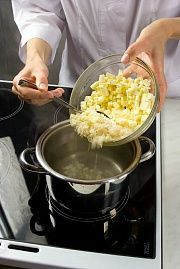 Приготовление блюда по рецепту - Суп из сыра с рисом. Шаг 2