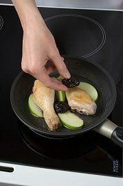 Приготовление блюда по рецепту - Курица с яблоками и черносливом. Шаг 4