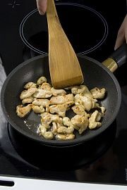 Приготовление блюда по рецепту - Салат из курицы с крабовыми палочками. Шаг 2
