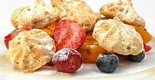 Рецепт - Десерт из фруктов с меренгами