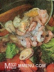 Приготовление блюда по рецепту - Морковь жаренная с брокколи и грибами и из смеси морепродуктов. Шаг 6