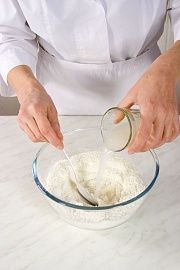 Приготовление блюда по рецепту - Лукумадес (пончики с медовым сиропом). Шаг 1