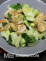 Приготовление блюда по рецепту - Салат из авокадо с креветками и огурцами. Шаг 7