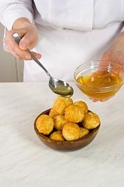 Приготовление блюда по рецепту - Лукумадес (пончики с медовым сиропом). Шаг 4
