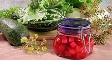Рецепт - Кабачки, консервированные в свекольном соке