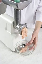 Приготовление блюда по рецепту - Куриный бульон с сырными шариками. Шаг 2