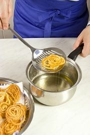 Приготовление блюда по рецепту - Хрустящие сладкие жареные спирали. Шаг 6