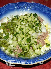 Приготовление блюда по рецепту - Салат с консервированным тунцом. Шаг 3