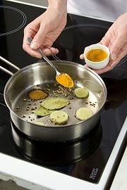 Приготовление блюда по рецепту - Тушеные картофель и цветная капуста с паниром. Шаг 3
