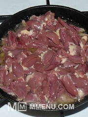 Приготовление блюда по рецепту - Тушеные куриные сердечки. Шаг 9