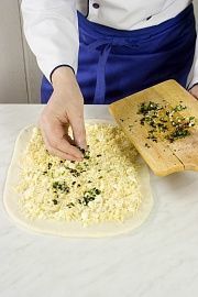 Приготовление блюда по рецепту - Стромболи (хлеб с сырной начинкой). Шаг 2