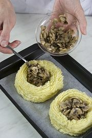 Приготовление блюда по рецепту - Шампиньоны в картофельных гнездах. Шаг 4