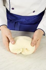 Приготовление блюда по рецепту - Стромболи (хлеб с сырной начинкой). Шаг 3