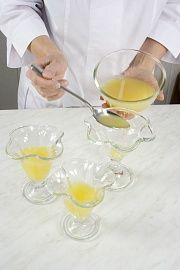 Приготовление блюда по рецепту - Десерт из маскарпоне с апельсиновым желе. Шаг 2