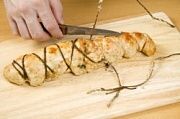 Приготовление блюда по рецепту - Рулет из курицы с зеленью. Шаг 16