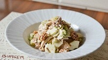 Рецепт - Салат с яблоками и грецкими орехами