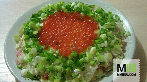 Праздничный салат "Императрица" с зелёным луком.