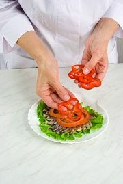Приготовление блюда по рецепту - Овощной салат с сельдью. Шаг 3