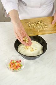 Приготовление блюда по рецепту - Эйш-эс-сарайя (арабский десерт из хлеба). Шаг 6