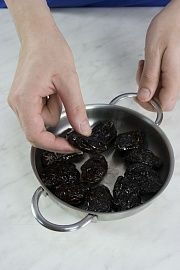 Приготовление блюда по рецепту - Чернослив с орехами и взбитыми сливками. Шаг 3