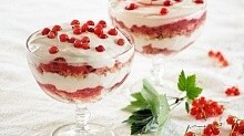 Рецепт - Слоеный десерт из печенья, ягод и йогурта