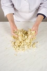 Приготовление блюда по рецепту - Печенье с малиной и кедровыми орешками. Шаг 1