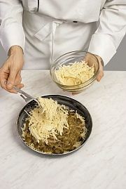 Приготовление блюда по рецепту - Бабка картофельная с грибами. Шаг 3