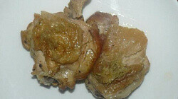 Рецепт: Куриные бедра с чесноком