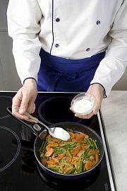 Приготовление блюда по рецепту - Рагу из стручковой фасоли с креветками. Шаг 3