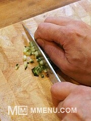 Приготовление блюда по рецепту - салат с икрой и мясом краба. Шаг 2