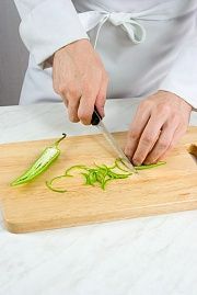 Приготовление блюда по рецепту - Закуска из зеленого лука с сельдереем. Шаг 3