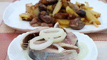 Рецепт - Малосольная сельдь с жареной картошки, грибами и беконом