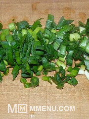 Приготовление блюда по рецепту - Жареная картошка с зеленым луком и чесноком. Шаг 2