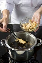 Приготовление блюда по рецепту - Суп с грибами и курицей. Шаг 3