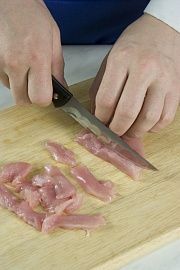 Приготовление блюда по рецепту - Салат из курицы с крабовыми палочками. Шаг 1