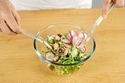 Приготовление блюда по рецепту - Весенний салат с жареной горбушей. Шаг 14