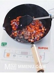 Приготовление блюда по рецепту - жареный рис с яйцом и беконом. Шаг 5