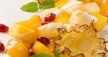 Рецепт - Салат из тропических фруктов с ананасовыми чипсами