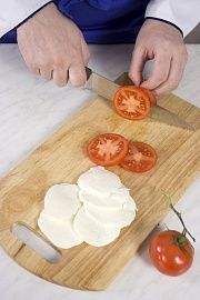Приготовление блюда по рецепту - Капрезе. Шаг 1