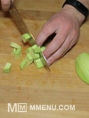 Приготовление блюда по рецепту - Салат из авокадо с креветками и огурцами. Шаг 5
