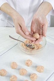 Приготовление блюда по рецепту - Куриный бульон с сырными шариками. Шаг 3