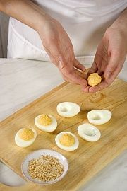 Приготовление блюда по рецепту - Фаршированные яйца (9). Шаг 3