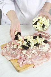 Приготовление блюда по рецепту - Рулет из курицы с клюквенным желе. Шаг 2