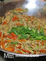 Приготовление блюда по рецепту - Удон с курицей и овощами. Шаг 9