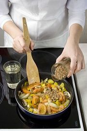 Приготовление блюда по рецепту - Гречневая каша с грибами. Шаг 3