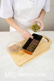 Приготовление блюда по рецепту - Паштет из свинины с оливками. Шаг 2