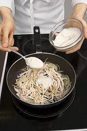 Приготовление блюда по рецепту - Кальмары в сметанном соусе. Шаг 3