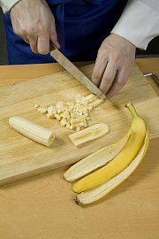 Приготовление блюда по рецепту - Банановые оладушки. Шаг 3